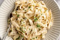 Creamy Vegan Garlic Alfredo Pasta