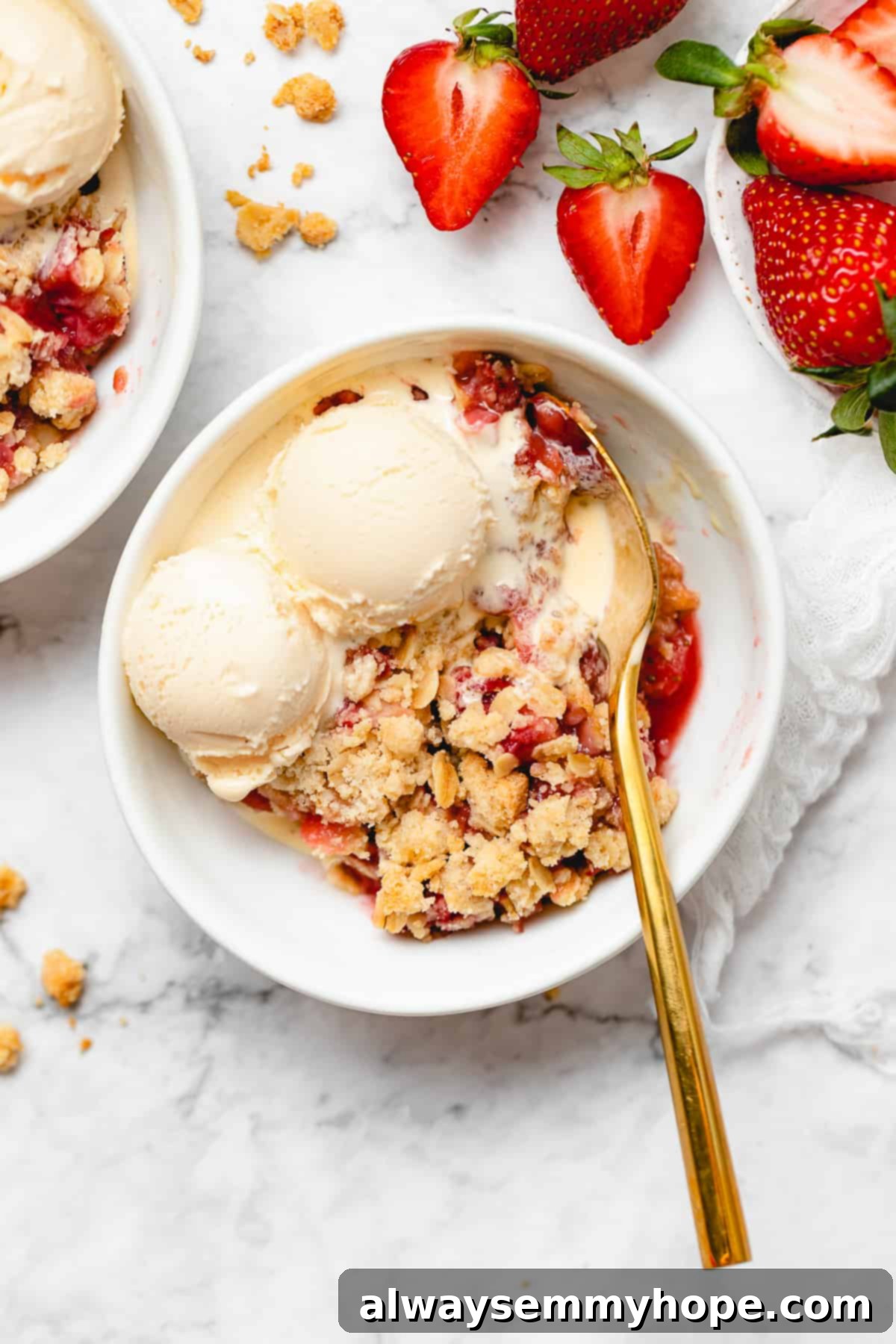 Easy 7 Ingredient Vegan Strawberry Crisp 1 featured 35649