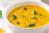 Creamy Vegan Broccoli Cheddar Soup