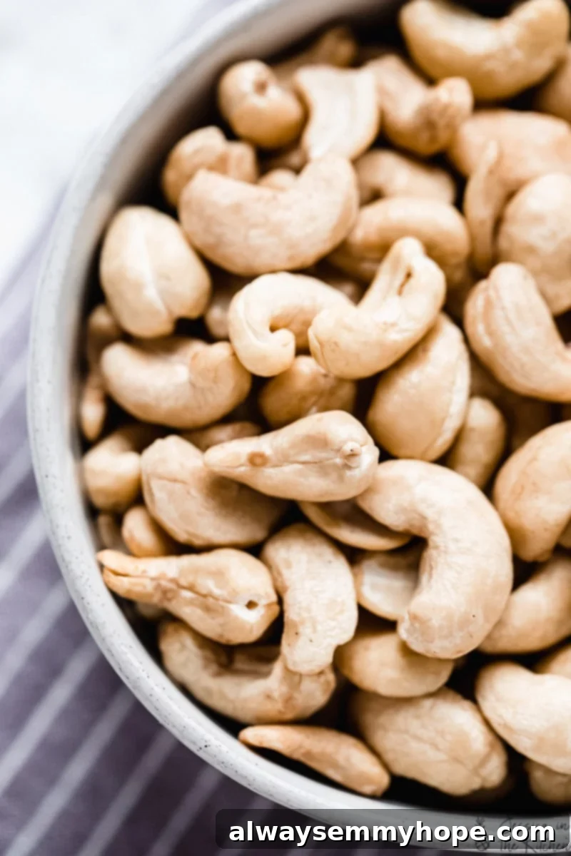 Kaju Kreması Tarifi: Süt Ürünü İçermeyen Enfes Vegan Alternatif 3 Top down view of raw cashews in a bowl, ready for soaking to make cashew cream.