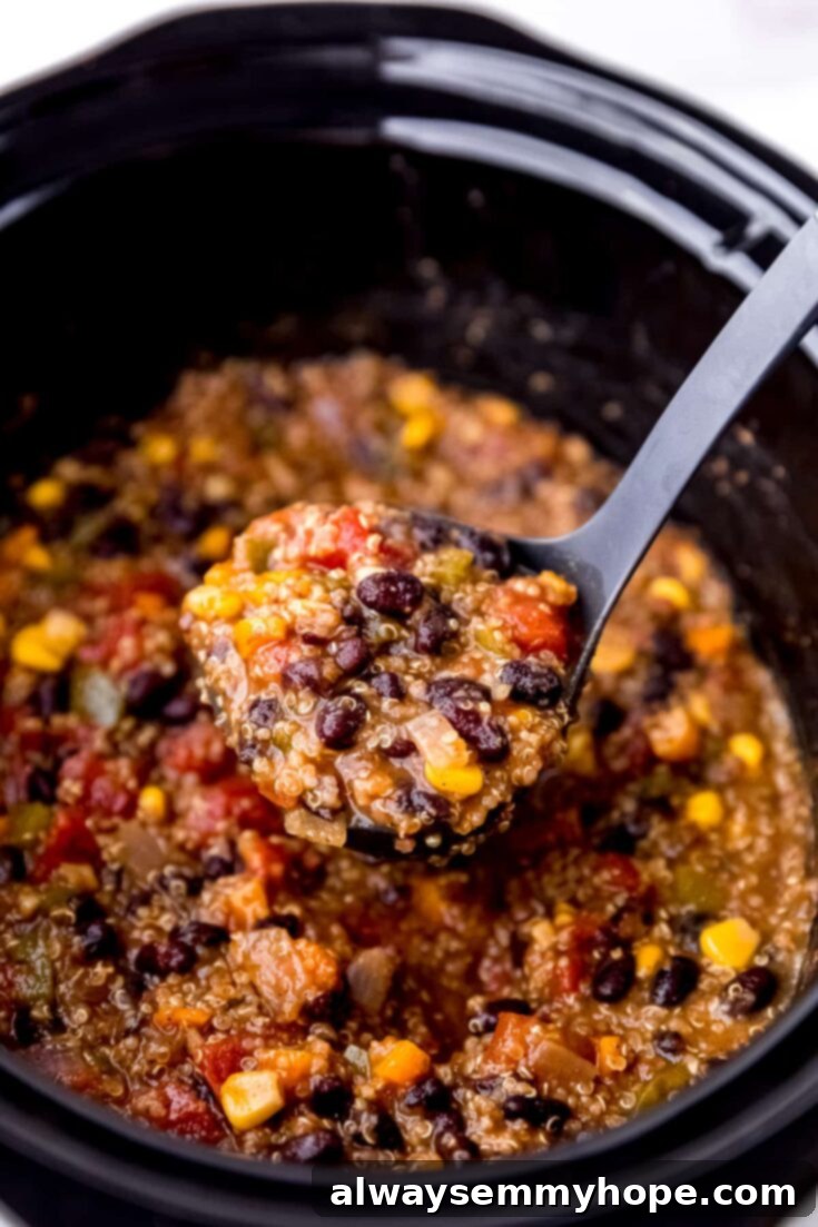 Aralık'ta İçinizi Isıtacak Vegan Tarifler 7 Hearty vegan slow cooker chili with quinoa and black beans, a perfect winter comfort food