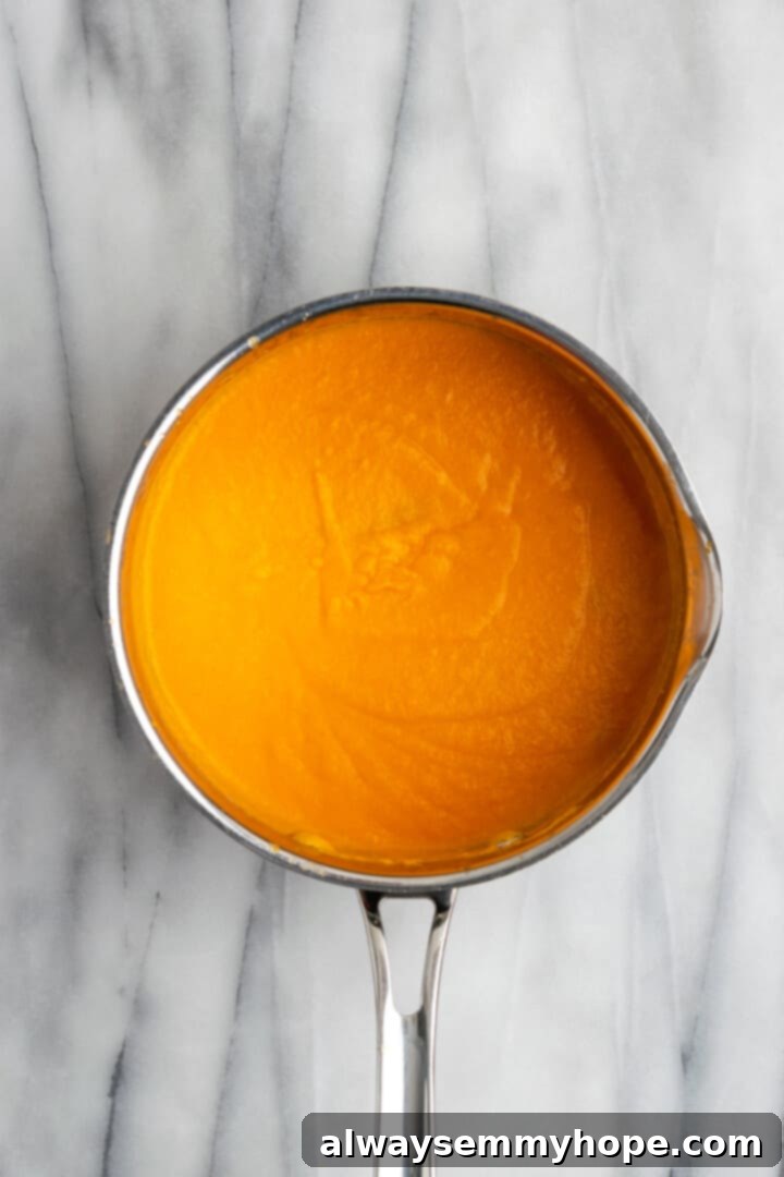 Creamy tomato sauce for malai kofta in pan