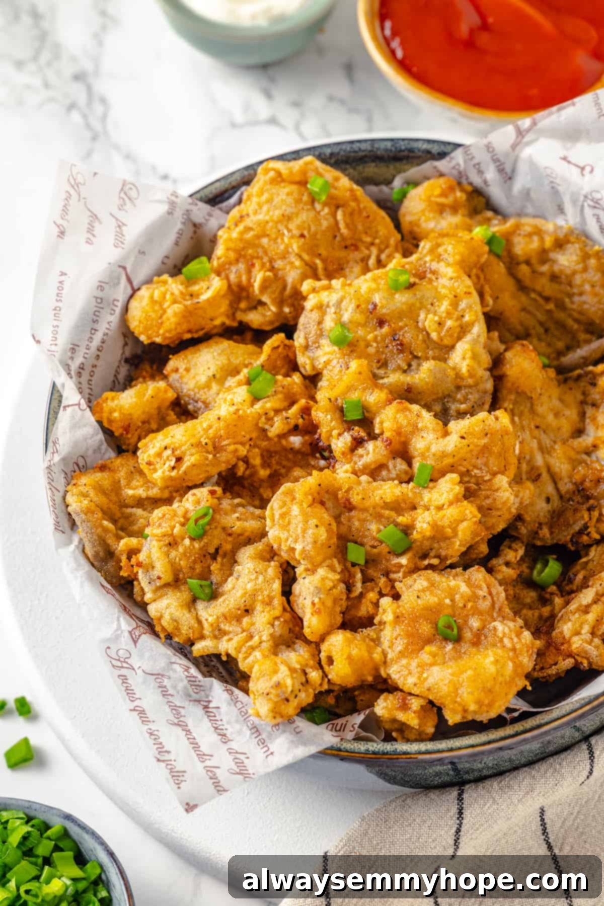 Crispy and delicious vegan fried chicken, beautifully garnished. A beautiful bowl of freshly made vegan fried chicken, garnished with vibrant sliced green onions, ready to be enjoyed.