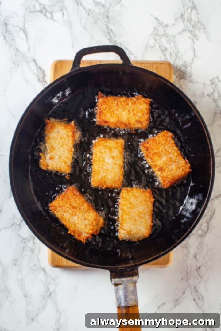Frying crispy rice cakes in oil